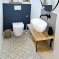Preview: Waschtisch Konsolenplatte aus Massivholz farbe summer, mit Trägern aus Stahl, mit ovalen Aufsatzwaschtisch in weiß und schwarzer Wand-Auslaufarmatur, wandhängendem WC in weiß